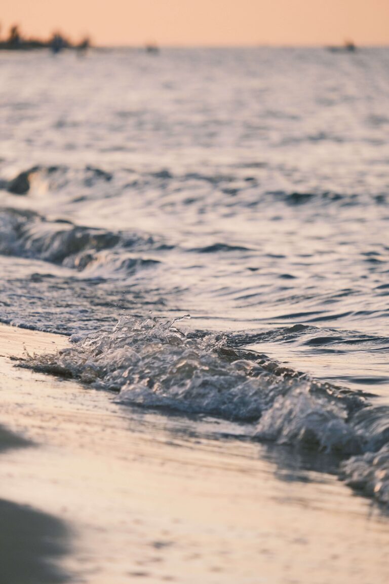Gentle ocean waves roll onto a sandy beach beneath a warm evening sky. What does anxiety vs stress look like when everyday worries become overwhelming? An anxiety therapist in Delray Beach, FL, can help identify important differences.